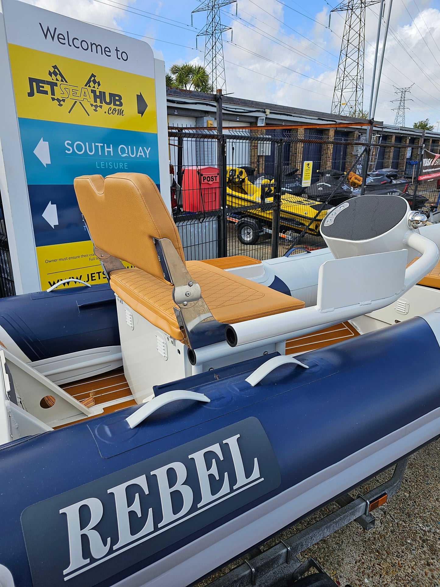 Rebel 330 Yacht Tender Edition - Floating Console