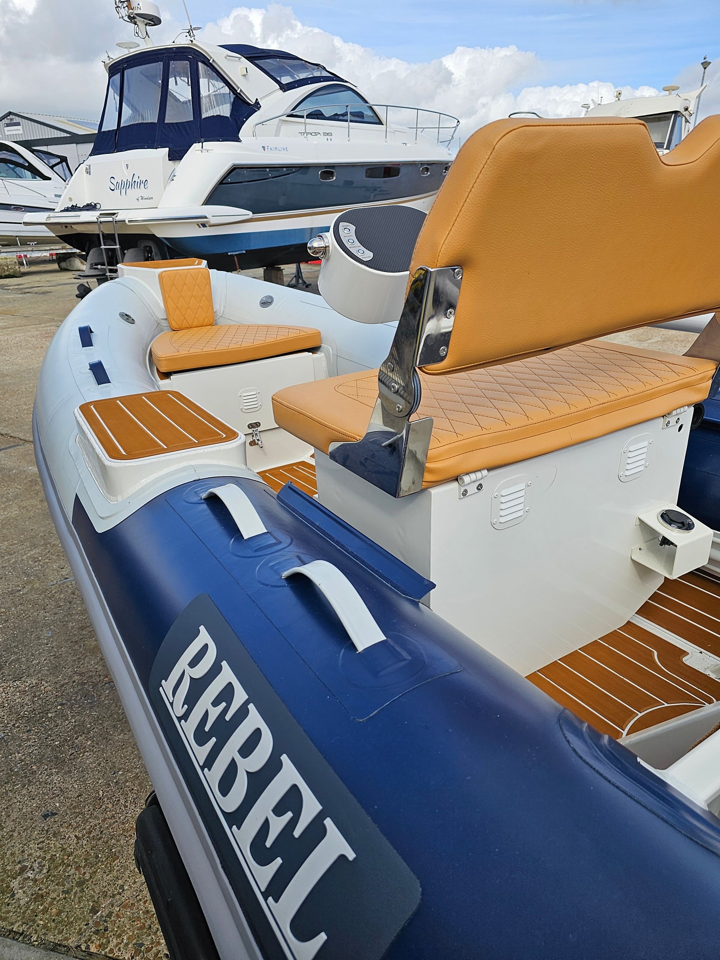 Rebel 330 Yacht Tender Edition - Floating Console