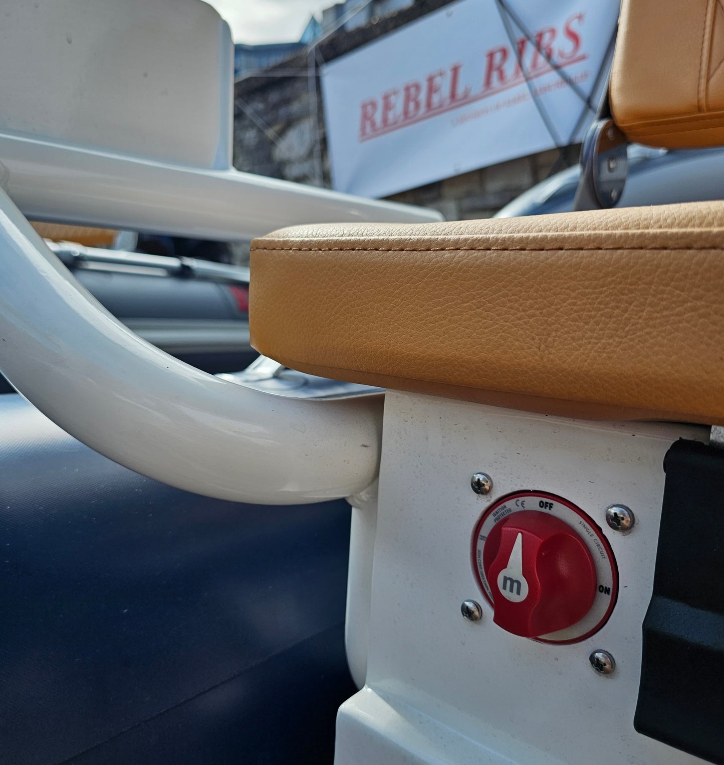 Rebel 330 Yacht Tender Edition - Floating Console