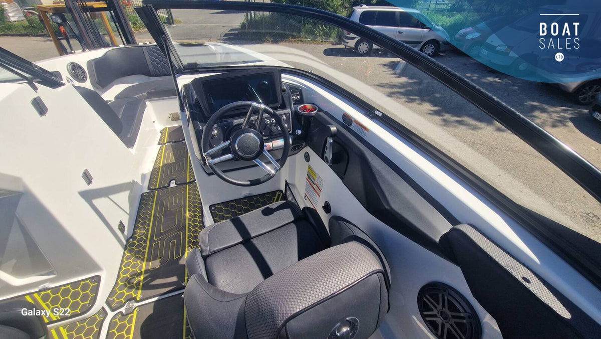 2023 Scarab 255 Wake Edition – Twin 230hp & Trailer – photo 3