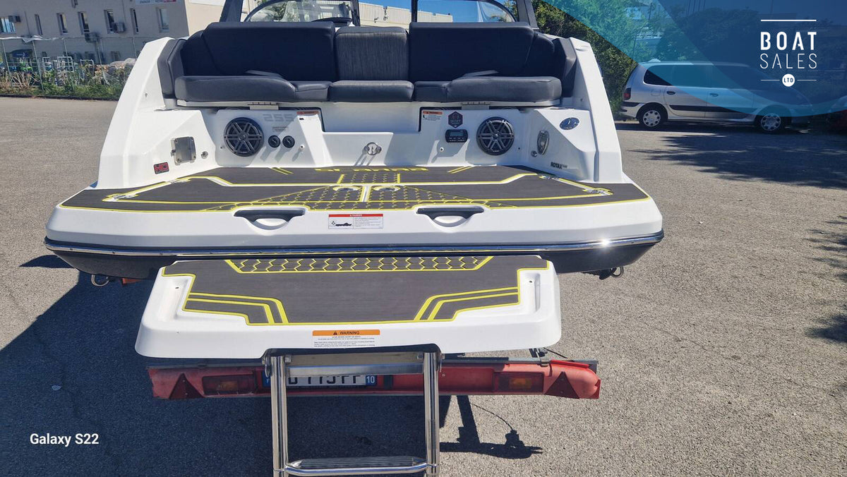 2023 Scarab 255 Wake Edition – Twin 230hp & Trailer – photo 6