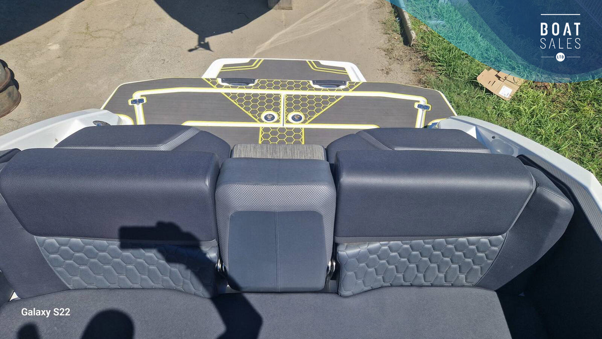 2023 Scarab 255 Wake Edition – Twin 230hp & Trailer – photo 8