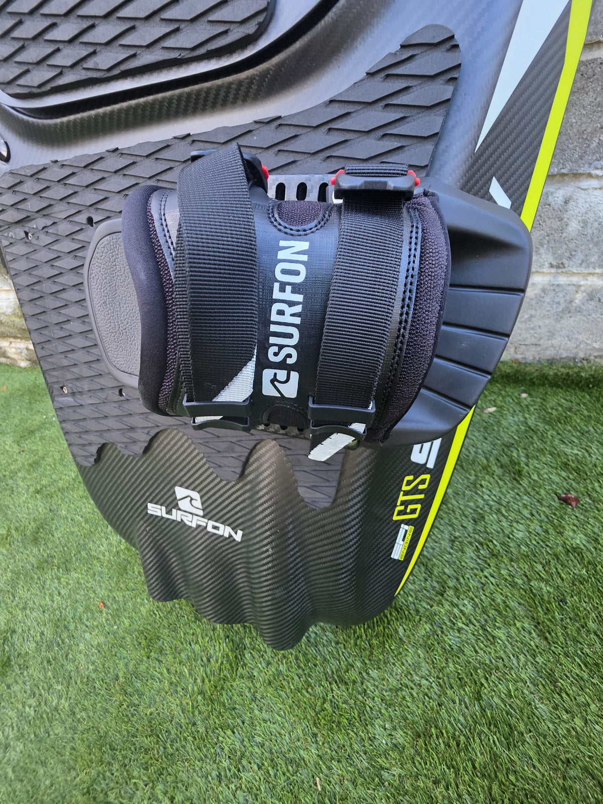 Actual SURFON GTS foot binding and carbon deck detail